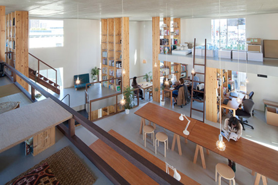 “木柱森林”中高低错落的办公空间